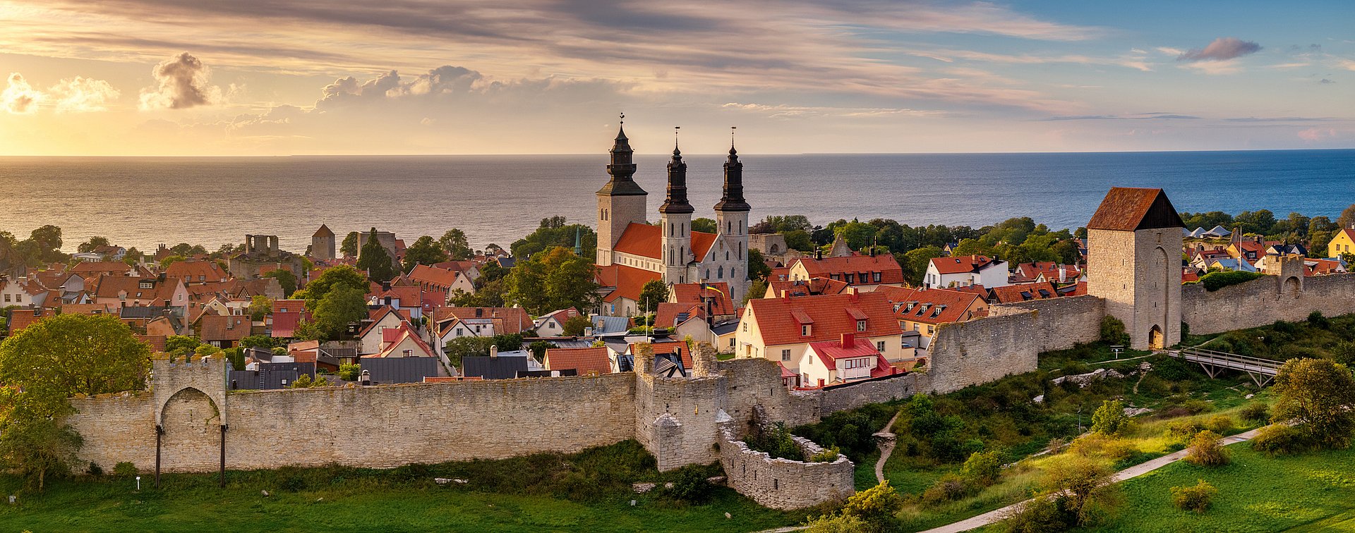 Stadsvy över Visby från luften, en fin sommardag.