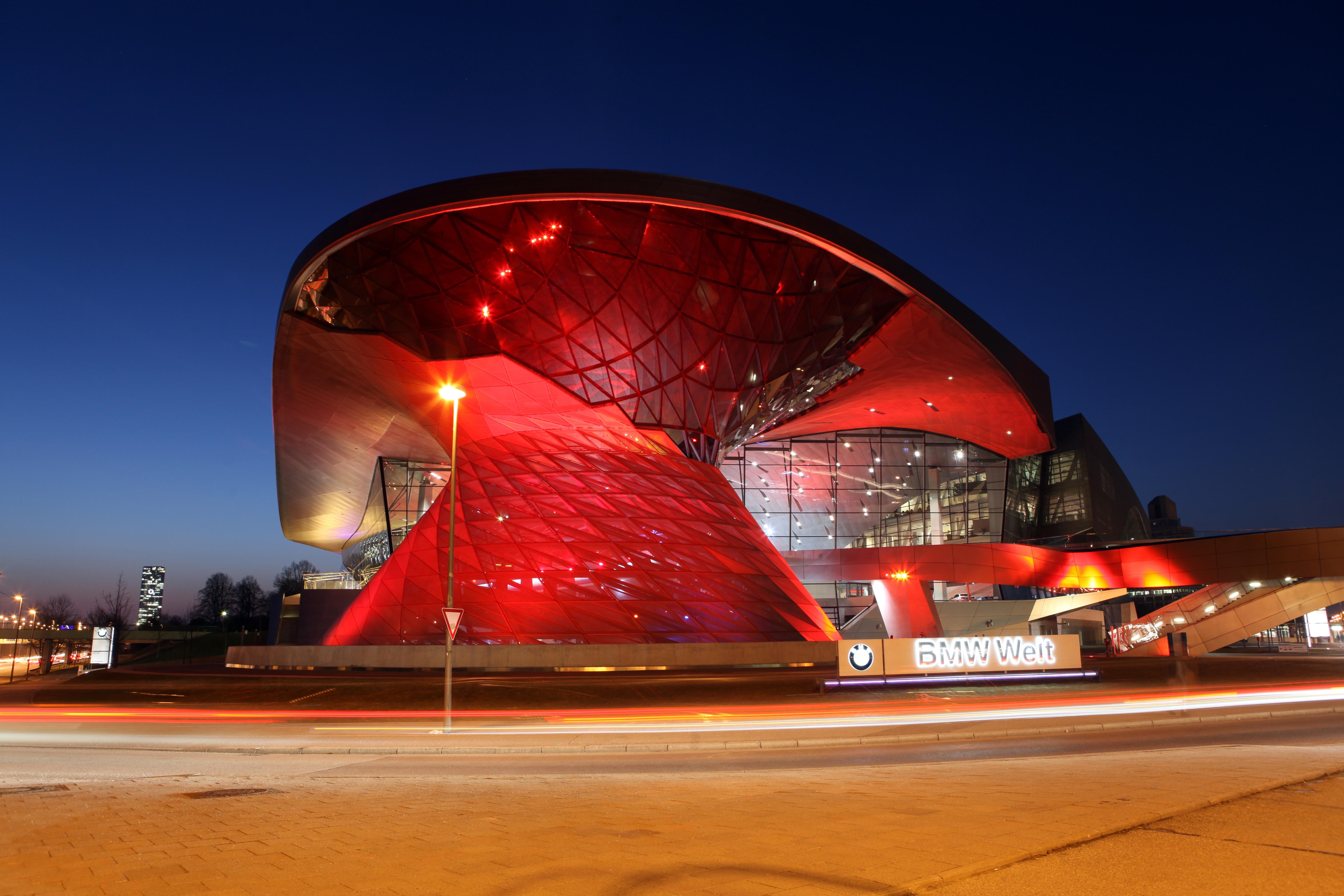 BMW Welt bei Nacht rot beleuchtet