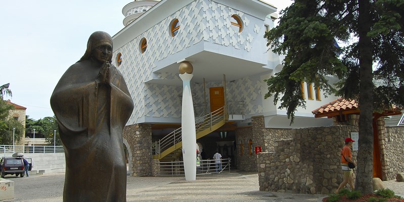 Mother Teresa Statue - Macedonia